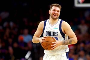 Read more about the article ΚΥΝΗΓΑΕΙ ΙΣΤΟΡΙΚΟ ΡΕΚΟΡ Ο DONCIC!